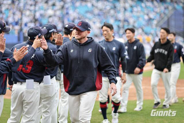 스위퍼만 38구 정말 '와이스' 느낌있네, 롯데 '2선발' 첫 등판 어땠나…