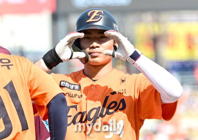 '실력은 만점, 끼는 천점'...데뷔 첫 안타 감격보다 앞선 '팬과의 약속', 한화가 오재원에게 반한 이유 [유진형의 현장 1mm]