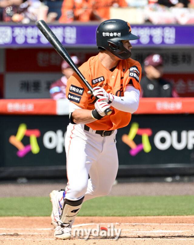 '실력은 만점, 끼는 천점'...데뷔 첫 안타 감격보다 앞선 '팬과의 약속', 한화가 오재원에게 반한 이유 [유진형의 현장 1mm]