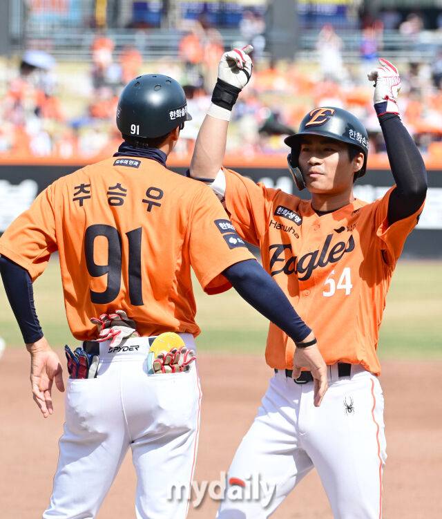 '실력은 만점, 끼는 천점'...데뷔 첫 안타 감격보다 앞선 '팬과의 약속', 한화가 오재원에게 반한 이유 [유진형의 현장 1mm]