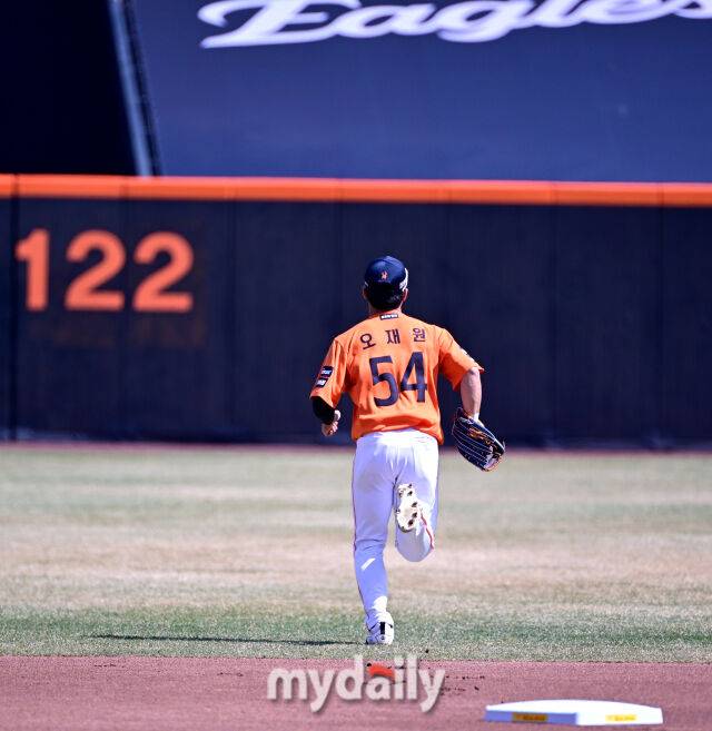 '실력은 만점, 끼는 천점'...데뷔 첫 안타 감격보다 앞선 '팬과의 약속', 한화가 오재원에게 반한 이유 [유진형의 현장 1mm]