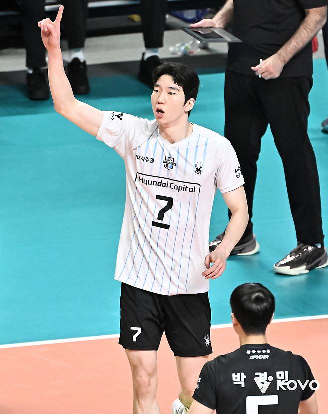 “도대체 얼마 줘야해?” 실시간으로 몸값 오르고 있는 현대캐피탈 에이스 허수봉 “지석이형이 NO.1 자리 다시 뺏는다고요? 지키겠습니다” [남정훈의 오버 더 네트]