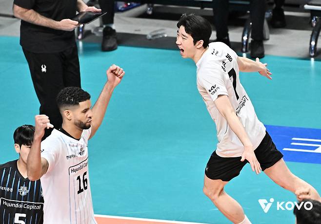 “도대체 얼마 줘야해?” 실시간으로 몸값 오르고 있는 현대캐피탈 에이스 허수봉 “지석이형이 NO.1 자리 다시 뺏는다고요? 지키겠습니다” [남정훈의 오버 더 네트]