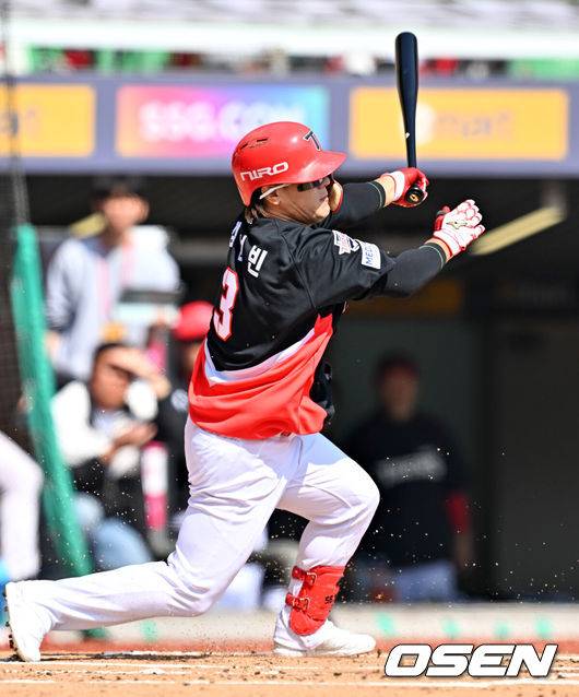 개막 2연패에도 빛난 37세 베테랑, 체중감량 효과 확실하네…뜨거운 방망이에 호수비 퍼레이드 “인생경기 했다”