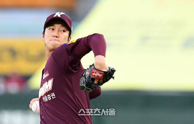 안우진 손 왜 이래? 알고 보니…오른 중지 ‘굳은살’이 나타낸 에이스의 ‘굳은 의지’ [SS시선집중]