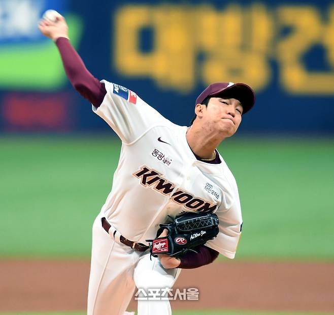 안우진 손 왜 이래? 알고 보니…오른 중지 ‘굳은살’이 나타낸 에이스의 ‘굳은 의지’ [SS시선집중]