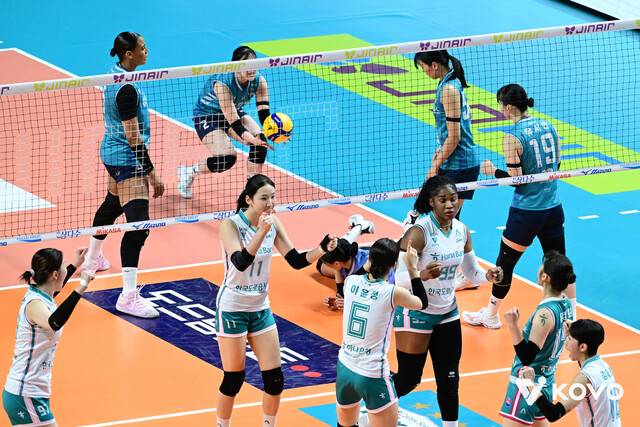 감독 경질·외인 교체…V리그 남녀 1위의 ‘파격’, 챔프전 흔들까