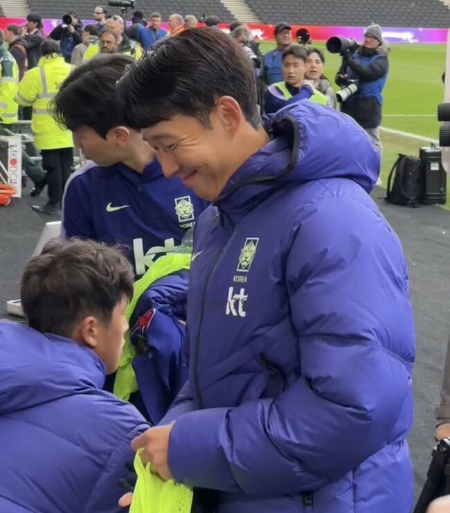 “토트넘으로 돌아와 주세요 쏘니” 경기장까지 찾아간 팬 외침에…손흥민은 ‘옅은 미소’