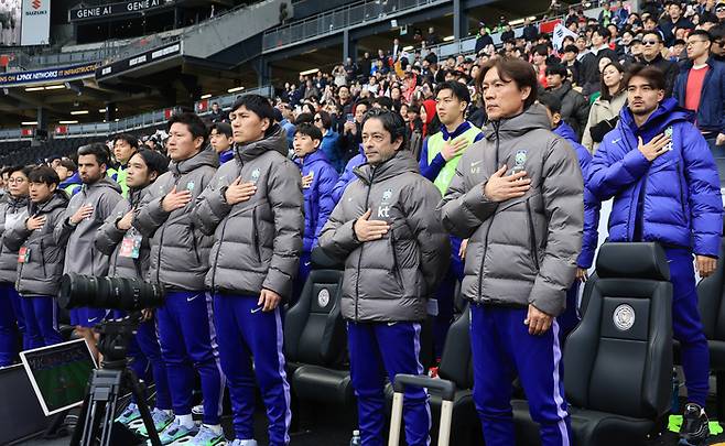 ‘스리백+흥민·강인 선발 예고’ 홍명보 “완벽하게 회복 못 했지만 잘 준비할 것”…오스트리아 평가엔 “빠르고 조직적” [SS 빈 현장 일문일답]