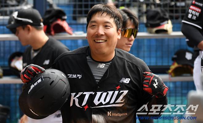 '친정팀 LG에 비수 꽂았다' 9회 경기 뒤집은 김현수 덕분에 웃은 KT...타격 기계 해결사 본능 [잠실 현장]