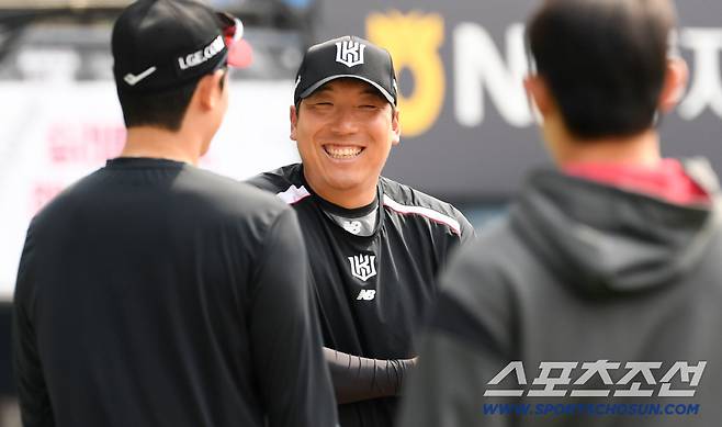 '친정팀 LG에 비수 꽂았다' 9회 경기 뒤집은 김현수 덕분에 웃은 KT...타격 기계 해결사 본능 [잠실 현장]