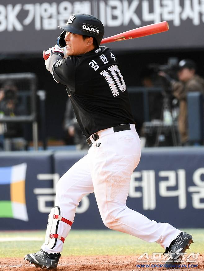 '친정팀 LG에 비수 꽂았다' 9회 경기 뒤집은 김현수 덕분에 웃은 KT...타격 기계 해결사 본능 [잠실 현장]