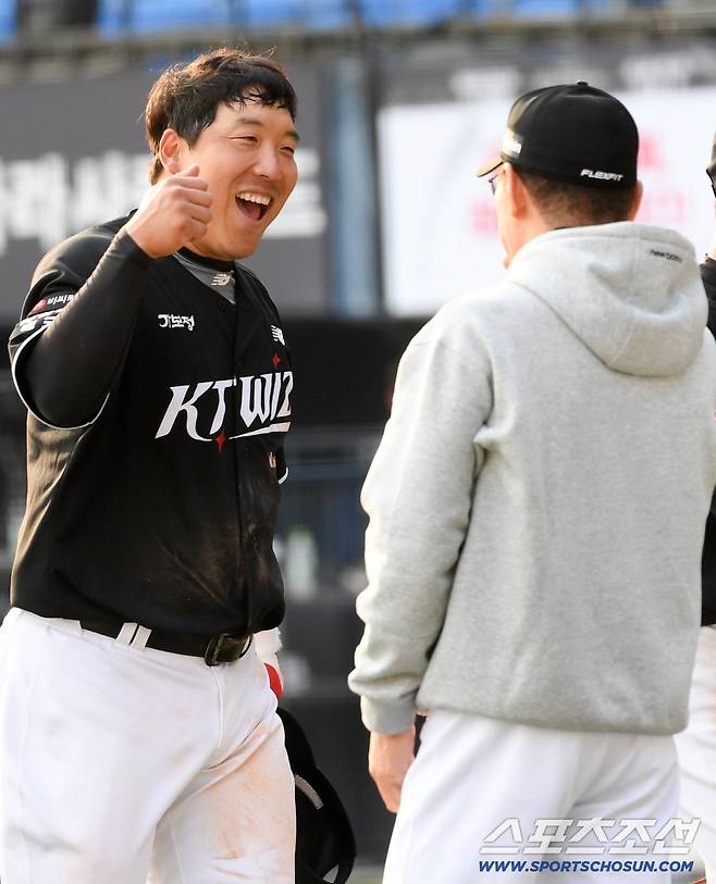 '친정팀 LG에 비수 꽂았다' 9회 경기 뒤집은 김현수 덕분에 웃은 KT...타격 기계 해결사 본능 [잠실 현장]