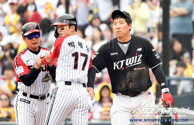 '친정팀 LG에 비수 꽂았다' 9회 경기 뒤집은 김현수 덕분에 웃은 KT...타격 기계 해결사 본능 [잠실 현장]