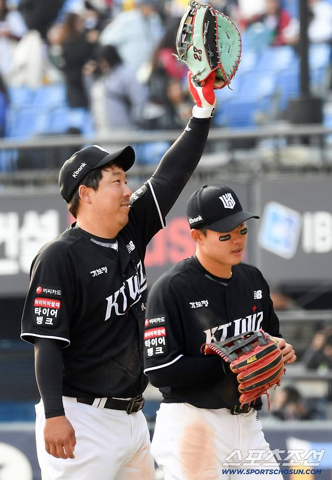 '친정팀 LG에 비수 꽂았다' 9회 경기 뒤집은 김현수 덕분에 웃은 KT...타격 기계 해결사 본능 [잠실 현장]