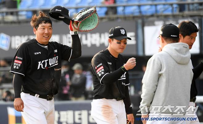 '친정팀 LG에 비수 꽂았다' 9회 경기 뒤집은 김현수 덕분에 웃은 KT...타격 기계 해결사 본능 [잠실 현장]
