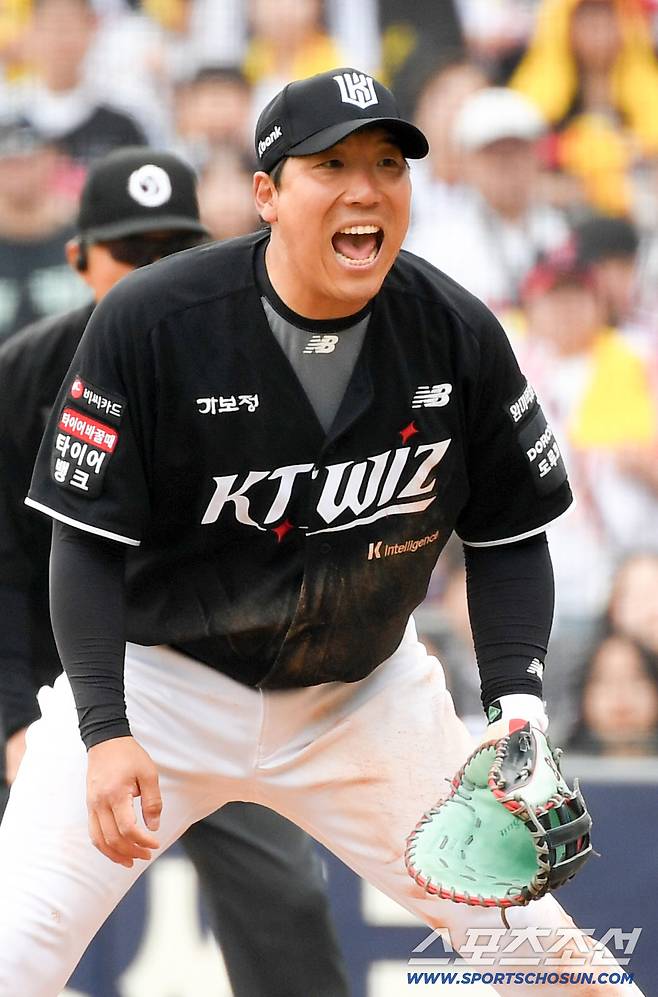 '친정팀 LG에 비수 꽂았다' 9회 경기 뒤집은 김현수 덕분에 웃은 KT...타격 기계 해결사 본능 [잠실 현장]