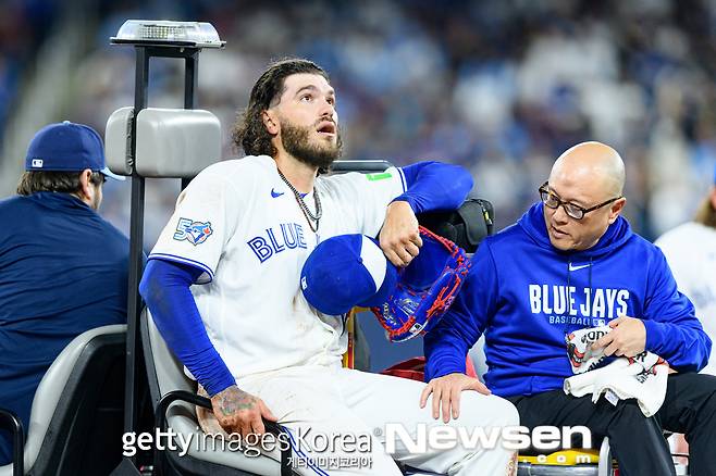 ML 복귀한 ‘前 한화’ 폰세, 시즌 첫 등판서 무릎 부상..카트 실려 교체