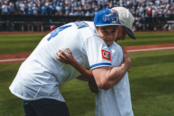 '향년 34세' 갑작스레 세상 떠난 월드 시리즈 챔피언…친정팀이 홈 개막전서 기렸다,