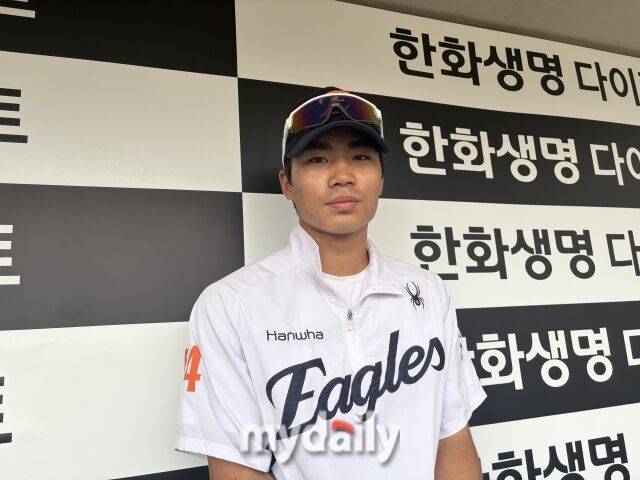 '이런 데뷔전 봤나' 100억 천재타자 끝내기에 감격, 한화 슈퍼루키 왜 또 놀랐나