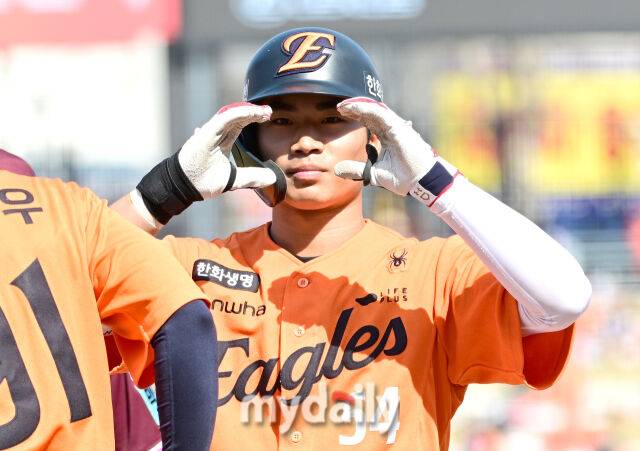 '이런 데뷔전 봤나' 100억 천재타자 끝내기에 감격, 한화 슈퍼루키 왜 또 놀랐나