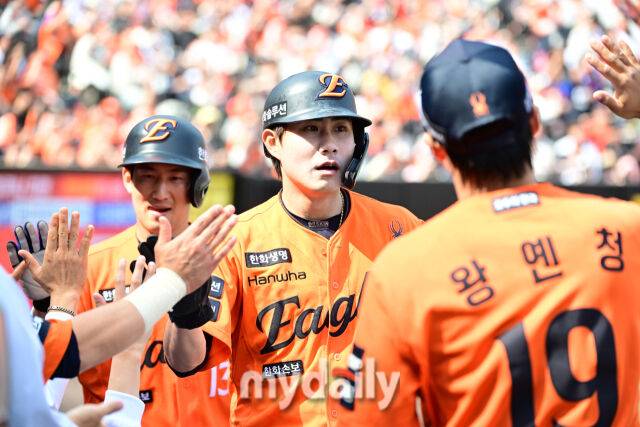 '이런 데뷔전 봤나' 100억 천재타자 끝내기에 감격, 한화 슈퍼루키 왜 또 놀랐나