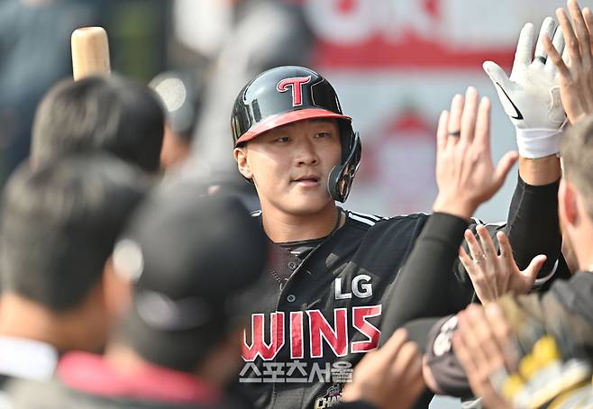 시범경기 ‘팀 내 홈런 1위’를 선발로 못 쓰다니…LG, 문보경 부상 회복이 시급하다 [SS시선집중]