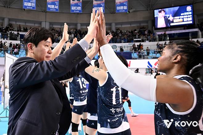 김종민 감독의 계약 만료일은 왜 4월말이 아닌 3월말이었나…배구단 너머 본사 윗선의 개입으로 도로공사는 챔프전 ‘악역’을 자처했다 [남정훈의 오버 더 네트]