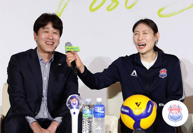 김종민 감독의 계약 만료일은 왜 4월말이 아닌 3월말이었나…배구단 너머 본사 윗선의 개입으로 도로공사는 챔프전 ‘악역’을 자처했다 [남정훈의 오버 더 네트]