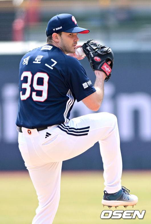 국대 에이스가 홈런 2방 맞고 5이닝 못 채웠는데...134승 레전드 사령탑,