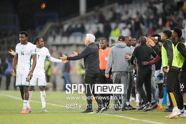 홍명보호 0-4 완패 듣고 자신감 얻었나, 최약체 남아공 “월드컵 이변 가능하다” 공식발언