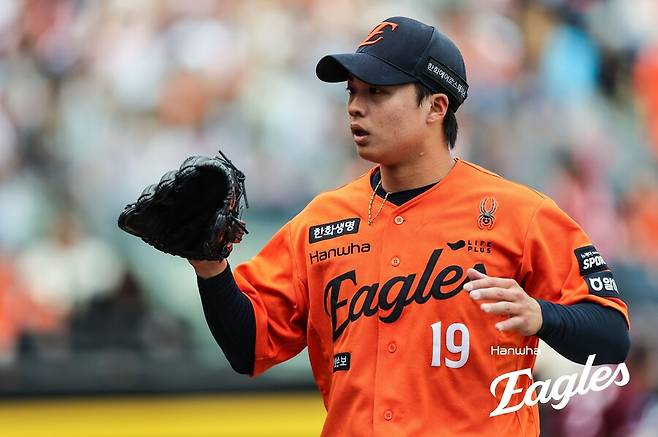 단돈 1억 5000만원에 한화행…눈물의 1승에 사령탑도 박수