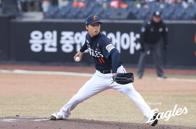 단돈 1억 5000만원에 한화행…눈물의 1승에 사령탑도 박수