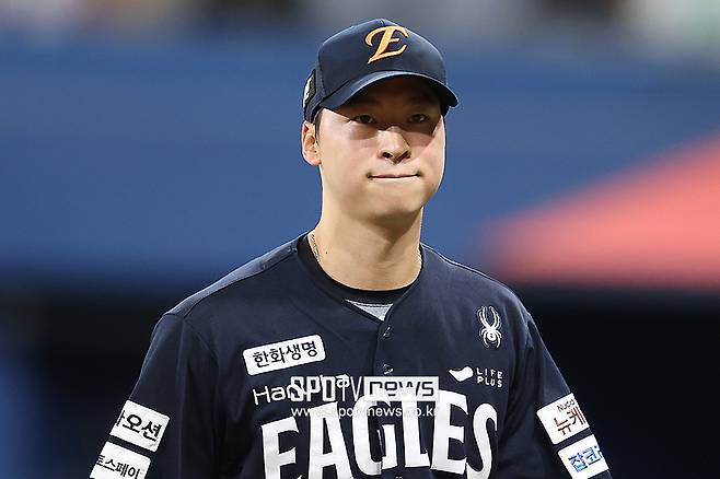 하필 146km 직구가 안면을 강타하다니…엄상백 1군 등록 첫날부터 수난, 헤드샷 자동퇴장 불명예