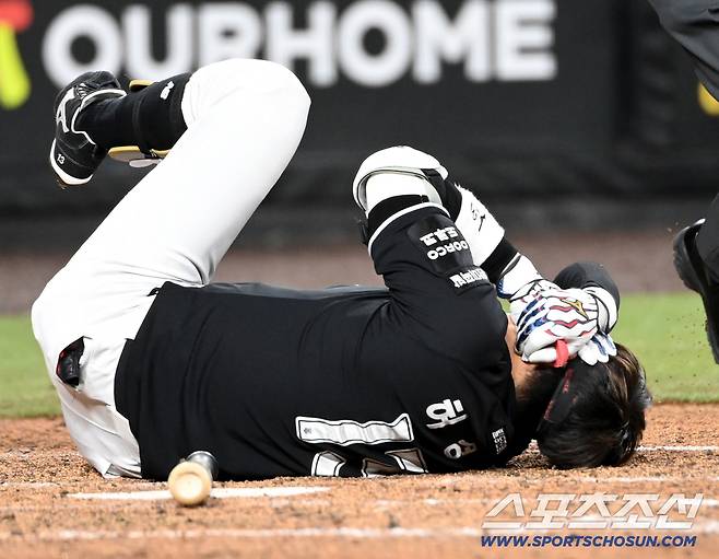 으악! 78억 투수, 올해 첫 등판서 146㎞ '헤드샷' 퇴장…나뒹군 베테랑 → 옛 동료라 더욱 안타깝다 [대전현장]