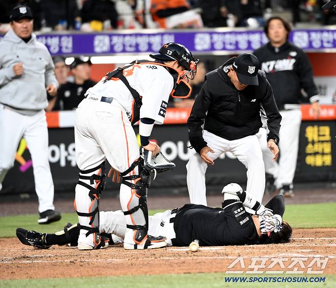 으악! 78억 투수, 올해 첫 등판서 146㎞ '헤드샷' 퇴장…나뒹군 베테랑 → 옛 동료라 더욱 안타깝다 [대전현장]