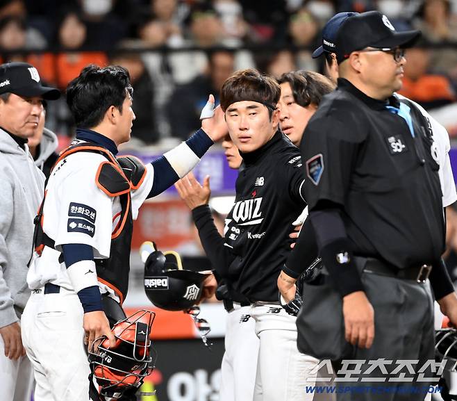 으악! 78억 투수, 올해 첫 등판서 146㎞ '헤드샷' 퇴장…나뒹군 베테랑 → 옛 동료라 더욱 안타깝다 [대전현장]