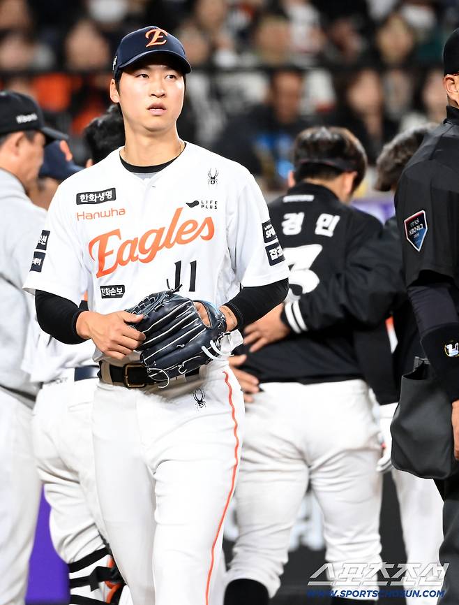 으악! 78억 투수, 올해 첫 등판서 146㎞ '헤드샷' 퇴장…나뒹군 베테랑 → 옛 동료라 더욱 안타깝다 [대전현장]