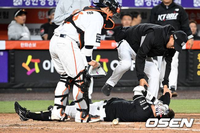 '악!' 허경민 얼굴에 146km/h 패스트볼 직격…엄상백 헤드샷 퇴장 조치 [오!쎈 대전]