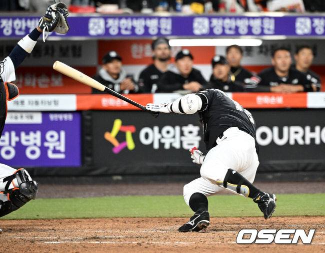 '악!' 허경민 얼굴에 146km/h 패스트볼 직격…엄상백 헤드샷 퇴장 조치 [오!쎈 대전]