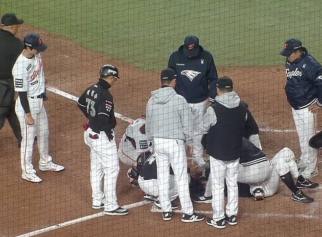 엄상백, 첫 등판 '146km 헤드샷' 사구 퇴장→