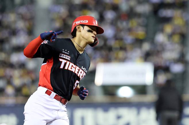 '아쉽다! 홍창기가 못 잡았더라면' KIA 김도영 안타+2루타+홈런 펑펑 [IS 스타]