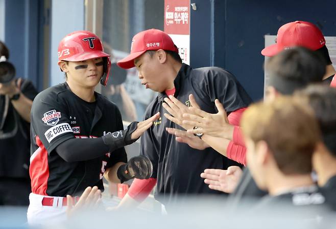 '아쉽다! 홍창기가 못 잡았더라면' KIA 김도영 안타+2루타+홈런 펑펑 [IS 스타]