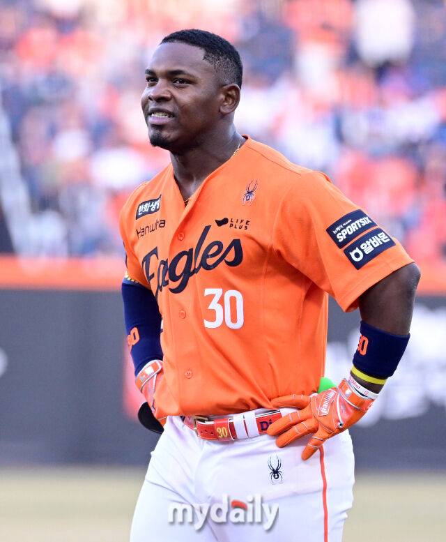 '화이트 부상+엄상백 헤드샷 퇴장-노시환 5삼진' 한화 승승승 실패, 강백호 더비 첫판 내줬다…ML 28G 외인 KKKKKKK 데뷔승 [MD대전]