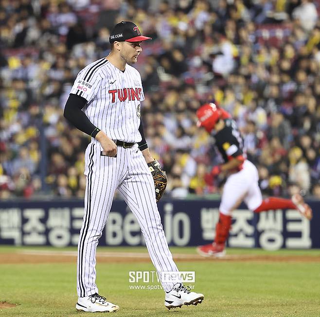 LG가 이길 수 없는 경기를 한다… 외국인 선발 합계 4이닝 13실점, 챔피언 조기 위기 봉착?