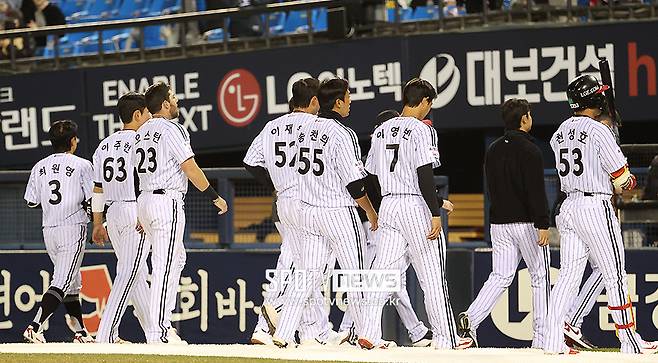 LG가 이길 수 없는 경기를 한다… 외국인 선발 합계 4이닝 13실점, 챔피언 조기 위기 봉착?