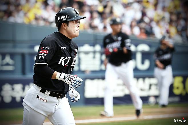 아! 허경민에 '146km 헤드샷', 한화 엄상백 시즌 첫 등판에 다이렉트 퇴장...화이트는 데뷔전 부상