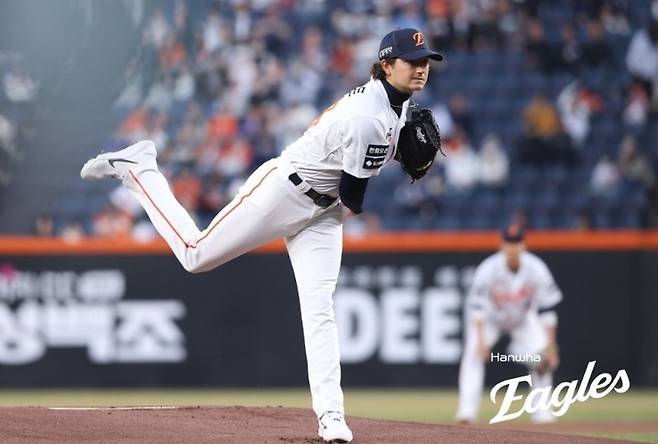 아! 허경민에 '146km 헤드샷', 한화 엄상백 시즌 첫 등판에 다이렉트 퇴장...화이트는 데뷔전 부상