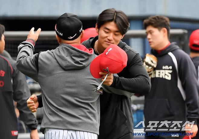 '도영아 부상 조심' 잠실에서 재회한 김도영 따뜻하게 안아준 김용일 코치, 보는 순간 훈훈 [잠실 현장]