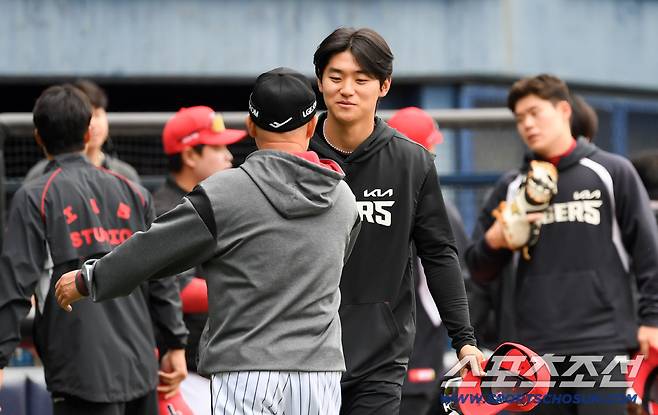 '도영아 부상 조심' 잠실에서 재회한 김도영 따뜻하게 안아준 김용일 코치, 보는 순간 훈훈 [잠실 현장]